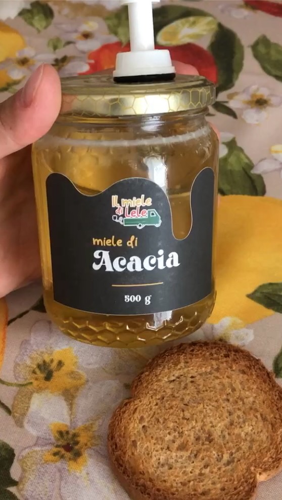 Vasetto di miele di Acacia con una fetta biscottata